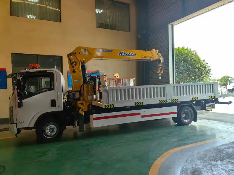 Vous recherchez le fabricant d'origine du véhicule de secours équipé d'une grue ? Le véhicule de secours d'urgence avec grue monté sur véhicule d'Isuzu est directement fourni à l'étranger