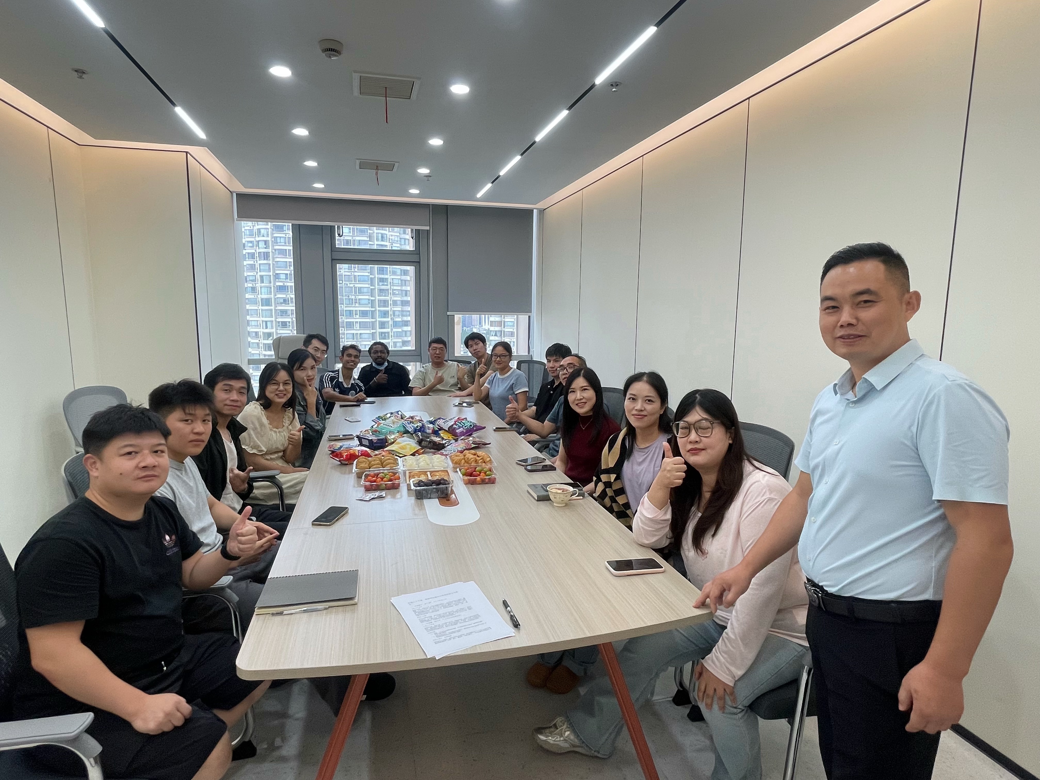 Hubei Runli organise un goûter détendu : collations, jeux et histoires de la ligne de front du commerce extérieur