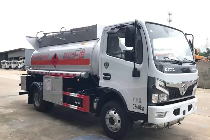 Camion-citerne de liquide chimique