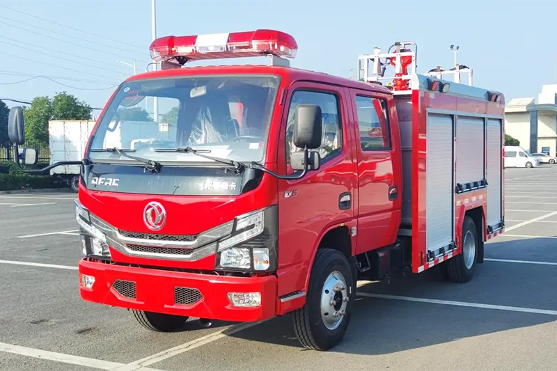 Camion de pompiers combiné à poudre sèche et mousse