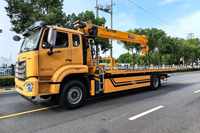 Un camion de dépanneuse à deux dragsters